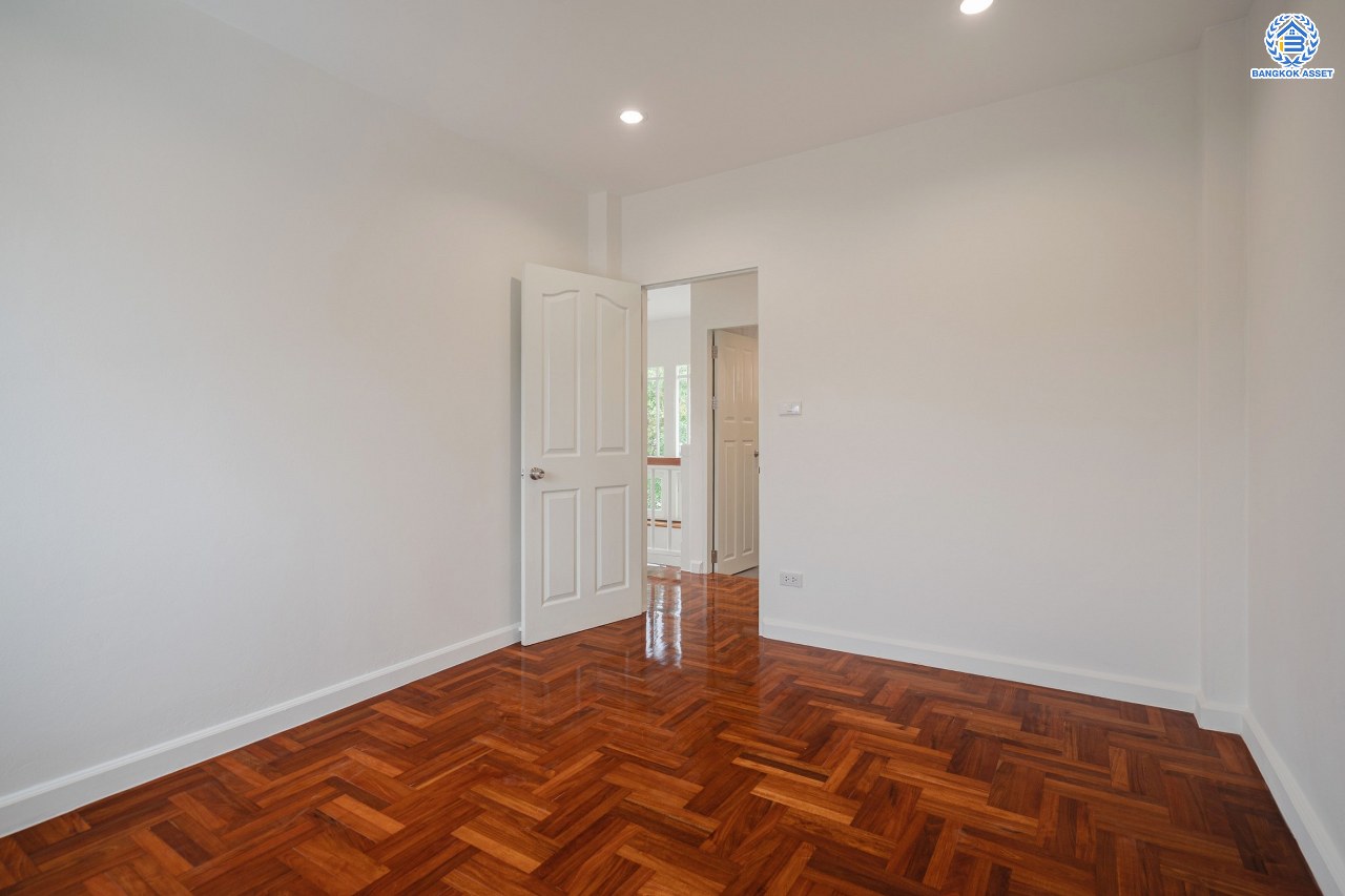 บ้านมือสองตกแต่งใหม่ โครงการ มณีรินทร์พาร์ค รัตนาธิเบศร์-ท่าอิฐ หลังมุม แบรนด์ Property Perfect เนื้อที่ 74.10 ตร.ว. ฟังก์ชัน 3 ห้องนอน 3 ห้องน้ำ 1 ห้องอเนกประสงค์ จอดรถได้ 2 คัน บนทำเลศักยภาพ เชื่อมต่อทั้ง ถนนรัตนาธิเบศร์ และถนนราชพฤกษ์ ใจกลาง 2 เซ็นทรัลฯ ใกล้ทางด่วน "งามวงศ์วาน" และรถไฟฟ้า "สถานีบางรักน้อยท่าอิฐ"